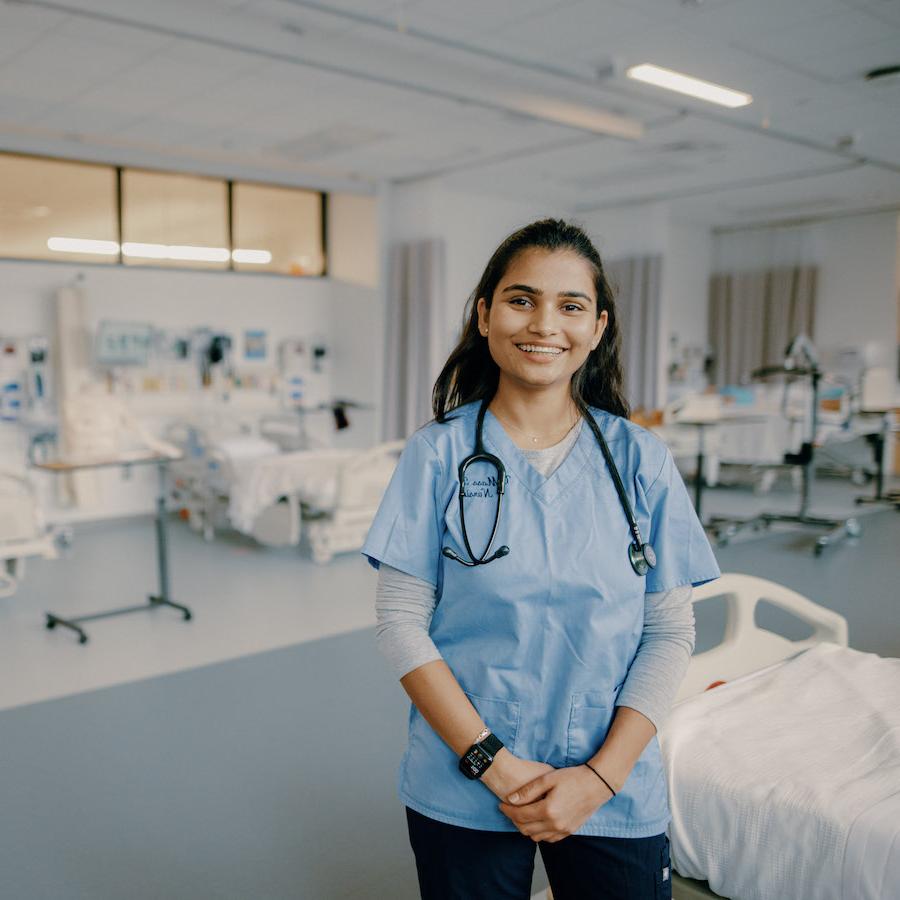 College of Nursing and 健康 Science student in nursing lab